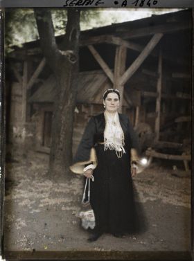 Image représentant Femme en costume de ville serbe: la libada (d'origine grecque) et le fez