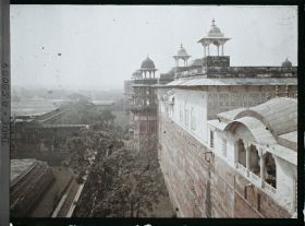 Image représentant Vue sur l'enceinte du fort Rouge (Lal Qila) et les pavillons du palais privé (Khas Mahal) dominés par des chhatris