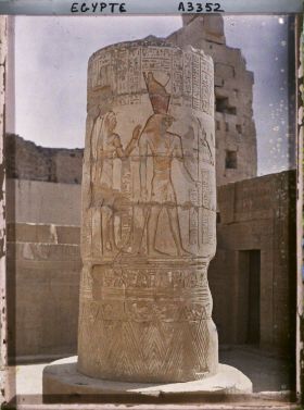 Image représentant Détail d'une colonne du portique d'entrée du temple