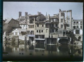Image représentant France, Verdun, Sur les bords de la Meuse, maisons détruites