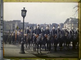 Image représentant Les obsèques du maréchal Foch, garde républicaine barrant le pont du Double, vue prise en direction du quai de Montebello