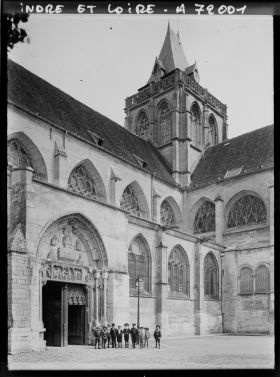 Image représentant Garçonnets en costumes marin dans la cour ?