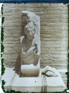 Image représentant Au musée, statue parthe provenant des fouilles du site d'Hatra (II ou IIIe siècle après J.-C.)