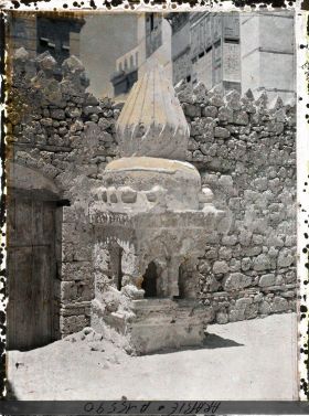 Image représentant Ancienne fontaine publique en pierre