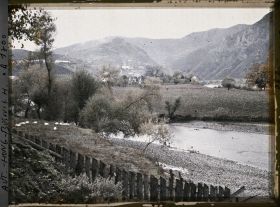 Image représentant Vue d'ensemble: le pont à droite, la Drina au milieu