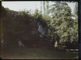 Image représentant L'entrée de la grotte du Tuc d'Audoubert avec le comte Bégouën et deux de ses fils