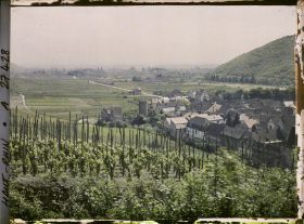 Image représentant France, Kaysersberg, Les Dernières maisons de la ville et la plaine ; au fond, le village de Kienzheim