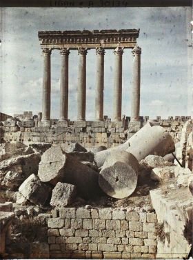Image représentant Vue, côté externe, des six colonnes restantes du péristyle méridional du sanctuaire du Temple de Jupiter Héliopolitain