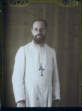 Image représentant https://musee-albert-kahn.s-museum.fr/home/NWQ2OTAwYzNmYjZlZTk1ZWQwODJmMjY4L2dlbmVyaWMtbm90aWNlLXRhYi9hdXRob3JpdHkvNjE3YTc5ZjVjZjhiODk2OGIzMzM3ZDIx/5d6900c3fb6ee95ed082f268/generic-notice-tab/authority/617a79ebcf8b8968b333757f Le Révérend Père Perrin