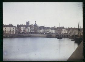 Image représentant Le Quai Duquesne et la tour de l'église Saint-Jacques