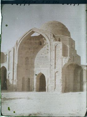 Image représentant La Masdjid-i-Djouma (Mosquée du Vendredi ou Grande mosquée, 1322), la coupole du mihrab