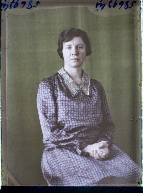 Image représentant https://musee-albert-kahn.s-museum.fr/home/NWQ2OTAwYzNmYjZlZTk1ZWQwODJmMjY4L2dlbmVyaWMtbm90aWNlLXRhYi9hdXRob3JpdHkvNjE3YTc5ZjVjZjhiODk2OGIzMzM3ZDIx/5d6900c3fb6ee95ed082f268/generic-notice-tab/authority/617a79ebcf8b8968b33375af Madame Marcelle Pirou