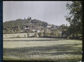 Image représentant France, Montespan (Hte Garonne), Le Village vu des prairies au pied de la montagne de la grotte vers le nord