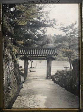 Image représentant Temple Kôshô-ji : portique d'entrée de l'allée Kotozaka menant au temple