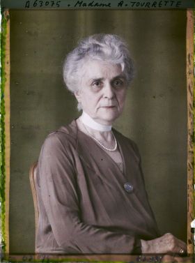 Image représentant https://musee-albert-kahn.s-museum.fr/home/NWQ2OTAwYzNmYjZlZTk1ZWQwODJmMjY4L2dlbmVyaWMtbm90aWNlLXRhYi9hdXRob3JpdHkvNjE3YTc5ZjVjZjhiODk2OGIzMzM3ZDIx/5d6900c3fb6ee95ed082f268/generic-notice-tab/authority/617a79ebcf8b8968b33378cf Madame A. Tourrette