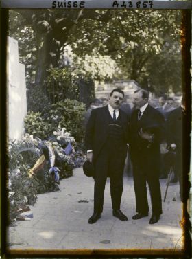 Image représentant Cinquième assemblée annuelle de la Société des Nations (SDN) à Genève. Edouard Herriot, président du Conseil des ministres français, près du monument aux morts dans le jardin du consulat de France, rue Sénebier