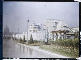 Image représentant L'Exposition des arts décoratifs, le Pavillon de Mulhouse et le Pavillon du Rhône sur l'esplanade des Invalides