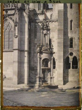 Image représentant La fontaine Saint-Lazare devant la cathédrale, place Saint-Louis