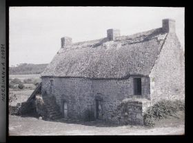 Image représentant Une maison à toit de chaume dans la lande