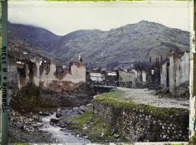 Image représentant Ruines le long d'une petite rivière