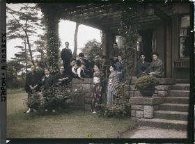 Image représentant Japonais sur le perron d'une résidence