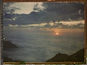 Image représentant France, Le Coucher de Soleil sur la mer de nuages