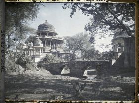 Image représentant Pont et chatris de la nécropole des Maharanas du Mewar