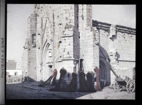 Image représentant Des filets de pêche ou chaluts, accrochés près du portail de l'église Sainte-Thumette