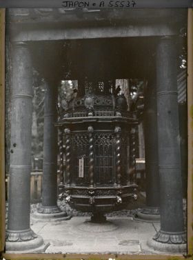 Image représentant La lanterne de bronze tournante (Kairen tôrô) du sanctuaire Tôshôgû