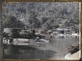 Image représentant Parc Ritsurin-koen (ou Kuribayashi-koen), étang du sud (Nanko) et maison de thé Kikugetsutei