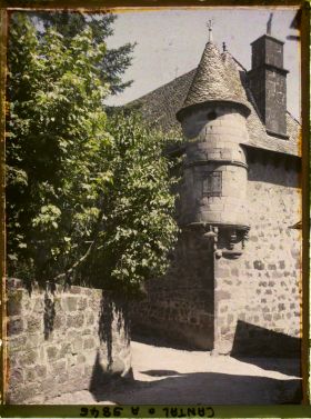 Image représentant Un bâtiment à tourelle d'angle, ancien Château du Chevalier des Huttes