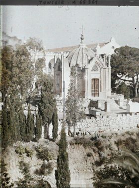 Image représentant la chapelle de Saint-Louis construite sur la colline de Saint-Louis ou Byrsa et à l'arrière-plan, le séminaire des Pères Blancs
