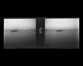 Image représentant Un vapeur et des bâteaux de pêche