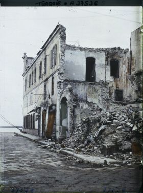 Image représentant Turquie, Smyrne, Angle des Rues Parallèle et Tezkéredji