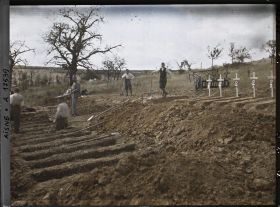 Image représentant France, Craonelle, L'ensemble du Cimetière avec poilus et boches