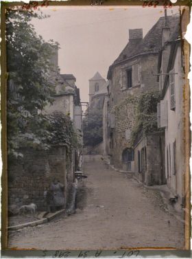 Image représentant France, Gourdon, La rue de la République et la tour de l'Eglise St Pierre