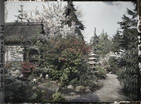 Image représentant Pagode miniature située à l'est de la maison de thé du " village japonais "