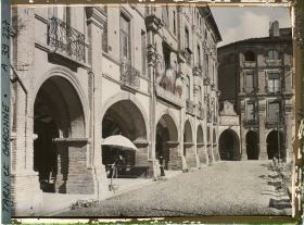 Image représentant La café du Centre sur la place Nationale