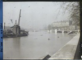 Image représentant La Seine en crue, port Henri IV en direction du pont de Sully