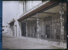 Image représentant L'exposition des arts décoratifs, démolition de la galerie de la section française sur l'esplanade des Invalides