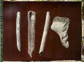 Image représentant France, St Germain-en-Laye, Musée : Fragment de propulseur (Bison) Mas d'Azil 46381 - Os d'oiseau avec gravure représentant des fleurs (M. d'Azil France, St Germain-en-Laye, Musée : 47354 Pendeloque avec trou le Suspension grave de Mas d'Azil, 3 têtes de Bouquetins 46487, fragm de pointe avec marques de propriété (Mas d'Azil 47421.