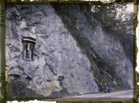 Image représentant Trois enfants posent sur une route entre Hofstetten-Flüh et Metzerlen-Mariastein