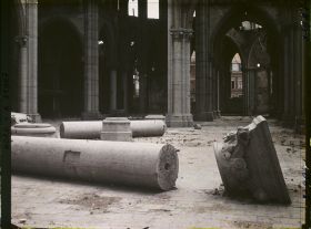 Image représentant France, Armentières, La nef ; Colonnes écroulées St Waast