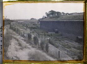 Image représentant Les jardins ouvriers dans les fossés des fortifications porte de la Villette