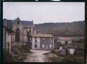 Image représentant France, La Chalade, Vue vers l'Eglise autre aspect