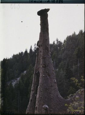 Image représentant Les Pyramides de terre (ou Cheminées de Fées) de Renon