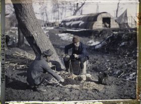 Image représentant Marchand de pommes de terre, de pain, en plein air et un client