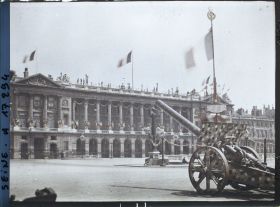 Image représentant L'hôtel de la Marine décoré pour les fêtes de la Victoire des 13 et 14 juillet, place de la Concorde