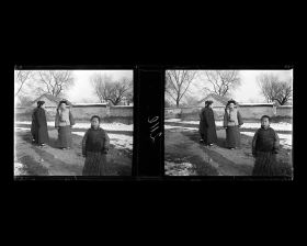 Image représentant Probablement à proximité de Xizhimen dajie ("avenue de la Porte Droite de l'Ouest"). Probablement les visiteurs d'une foire monastique (miaohui)