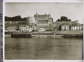 Image représentant Vue générale du château, au premier plan, la Loire